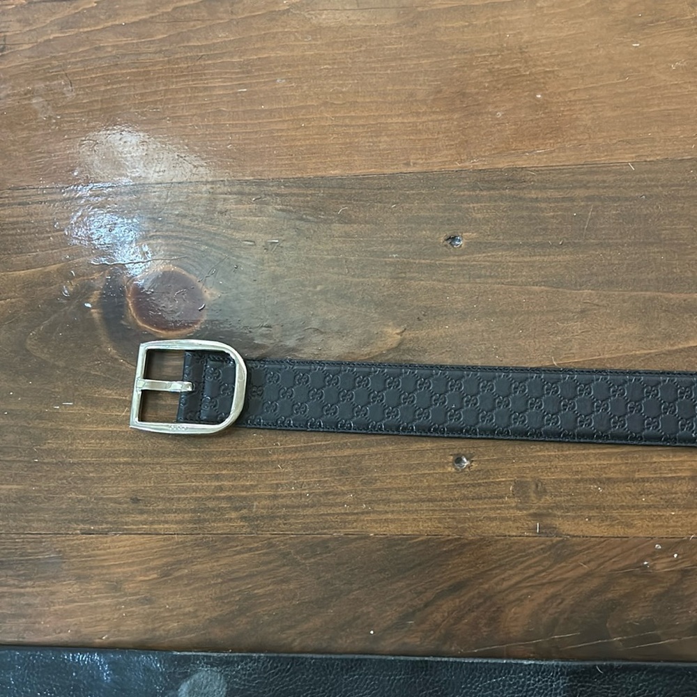 Black Gucci leather belt lightly worn